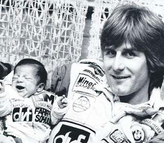 1980: De pas geboren Markus met vader Manfred Winkelhock. Foto: Bild Markus Winkelhock heeft zijn moeder ooit als tiener beloofd niet in de allergrootste en ... - winkelhock_winkelhock