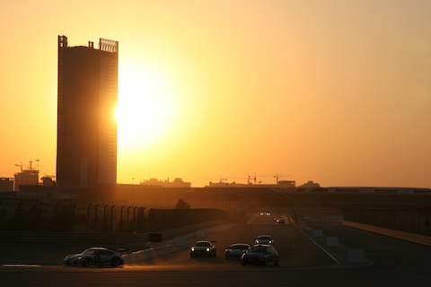 BMW, Porsche, Ferrari en Mercedes-Benz dichtbij elkaar in Dunlop 24H of Dubai