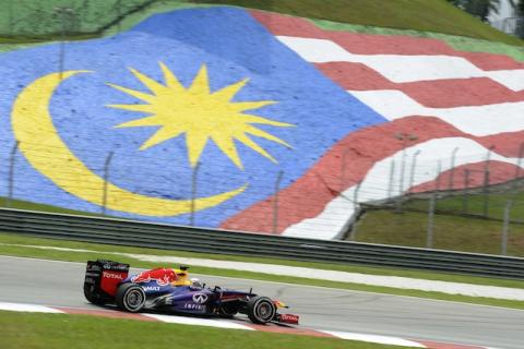 Vettel grijpt ruime pole op opdrogend Sepang