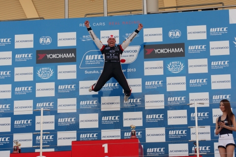 Tom podium jump