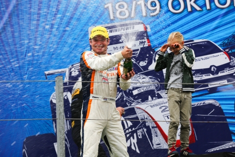 Winst en titel voor Sebastiaan Bleekemolen in Clio Cup Benelux op Zandvoort