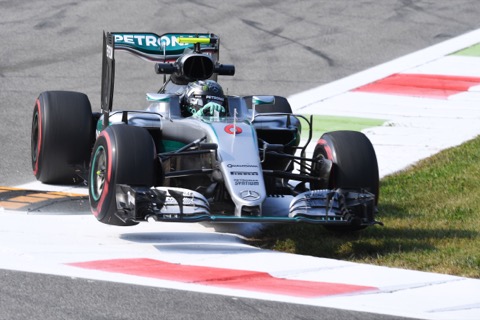 Rosberg slaat slag bij de start en wint fluitend, Verstappen zevende