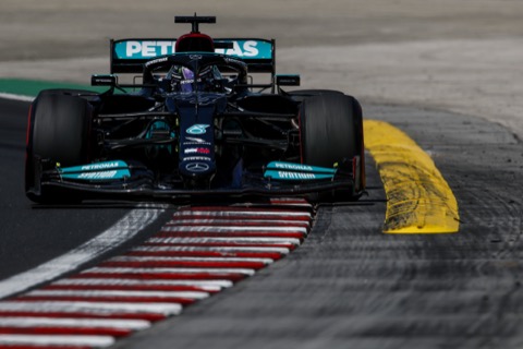 Hamilton naait Verstappen op en pakt pole