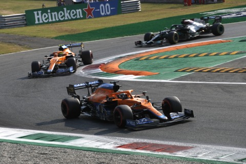 Verrassende dubbelzege McLaren na volgende aanrijding Verstappen en Hamilton [update]