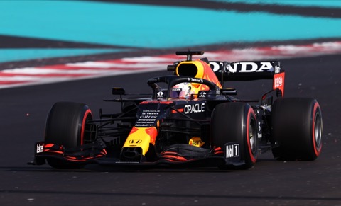 Verstappen verrast met pole voor de grote finale, Hamilton ernaast
