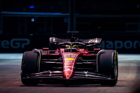 Leclerc pakt pole position tijdens uitdagende kwalificatiesessie bij Grand Prix Singapore