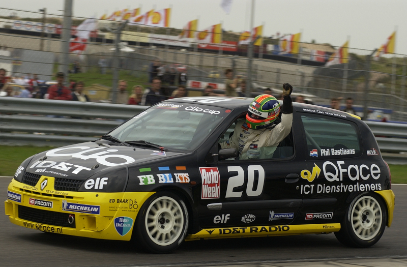 phil hangt uit auto