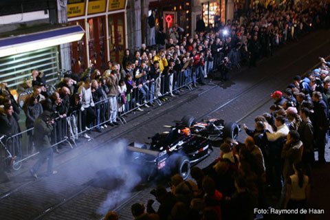  Burn-out in de Reguliersbreestraat: Formule 1-demo door Christijan Albers 