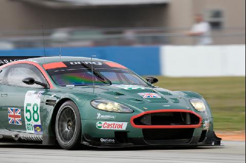  Peter Kox in actie met de Aston Martin DB9 
