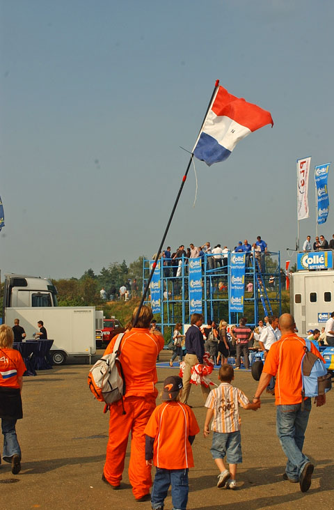 oranje_fans_met_vlag
