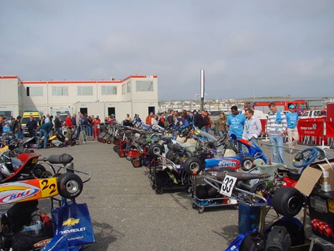 tientallen_karts_in_paddock