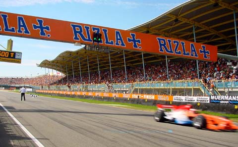 jeroen_bleekemolen_raast_langs_volle_tribunes_assen