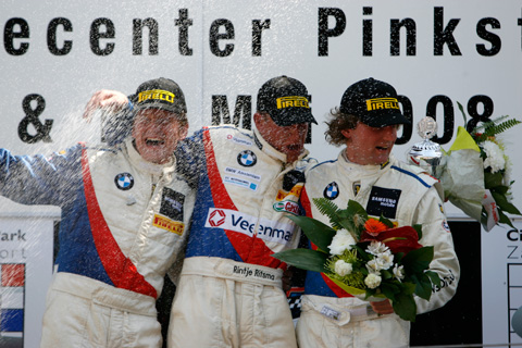 480_podium_drivers_trophy1_9438