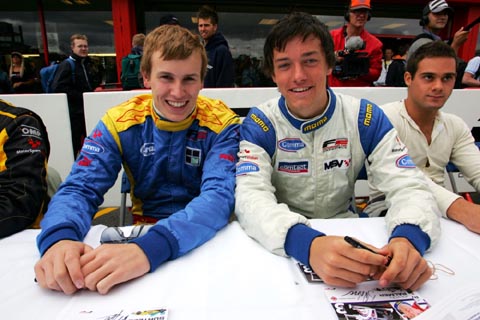 henry_and_jolyon_palmer_at_an_autograph_signing