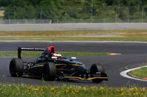 Alburquerque voelt nieuwe Formule Renault 2.0 auto aan de tand