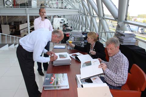 100427_pres_dnrt_boek_signeren