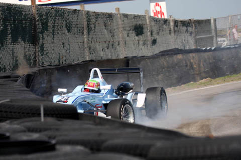 f3_fong_into_the_tyre_barriers