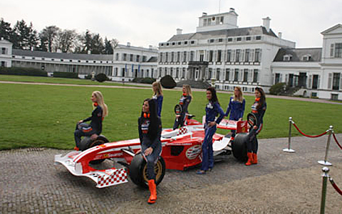 Jan Lammers met PSV en rijder Narain Karthikeyan in zee