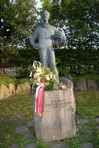 vln_count_von_trips_statue