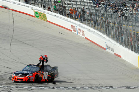 2011bristolmar_nns_race_kylebusch_bows