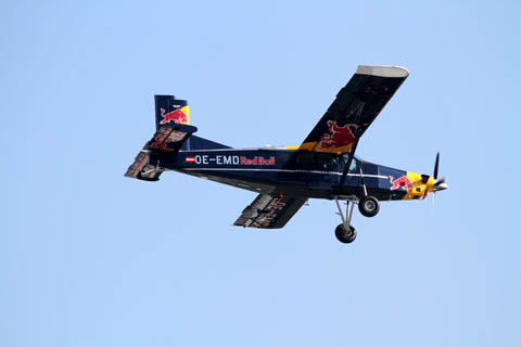 red_bull_vliegtuig