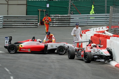 120513_pau_f3_r2_asseldonk_crash