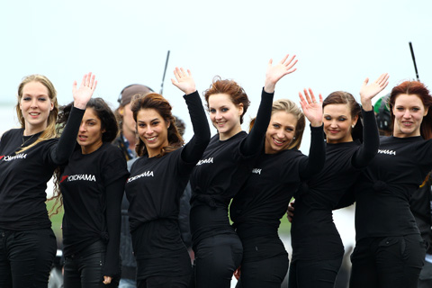 480_zwaaiende_dames_570