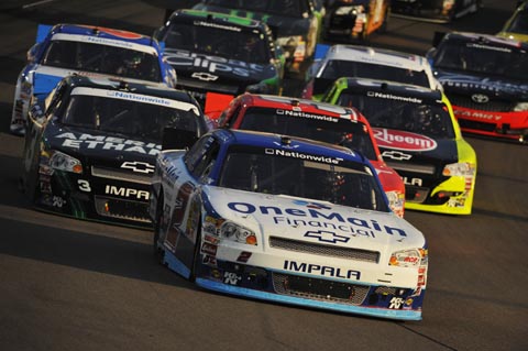 elliott-sadler-leads-a-iowa-speedway-start