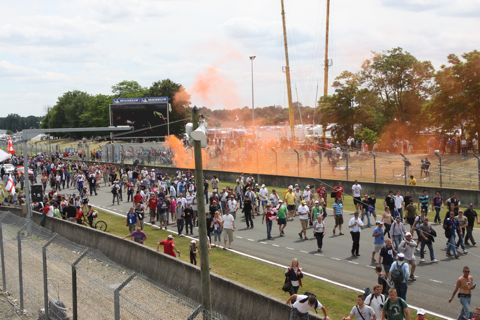120620_Groeten_LeMans_fans_na_finish