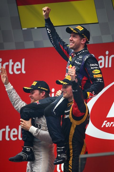 Vettel op schouders op podium