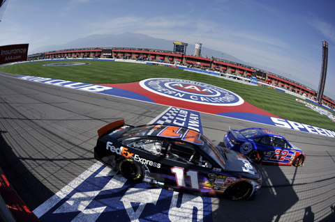 2013_fontana_logano_hamlin_gevecht