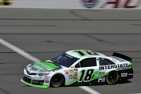 Kyle Busch krijgt zege cadeau in Fontana.Conflict voormalige JGR Teamgenoten leidt tot crash