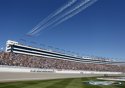 2013_lvms_flyover_thunderbirds_1