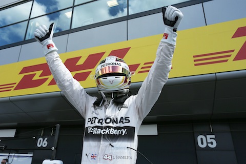 Hamilton juichend