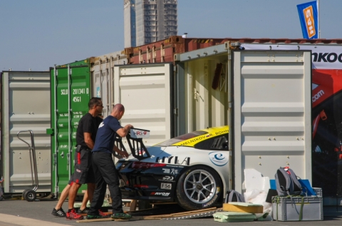 Opening the containers 800pix