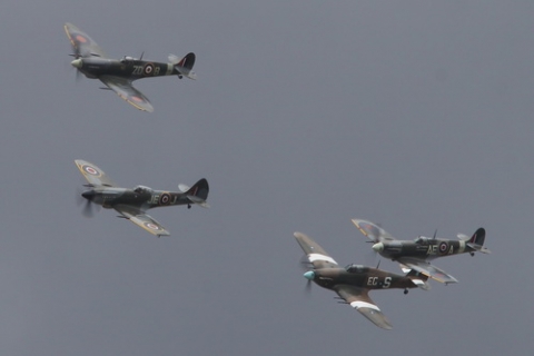 Op de dinsdag vertrokken er 40 warbirds vanaf Goodwood om het 75 jarige bestaan van de Battle for Brittain te herdenken