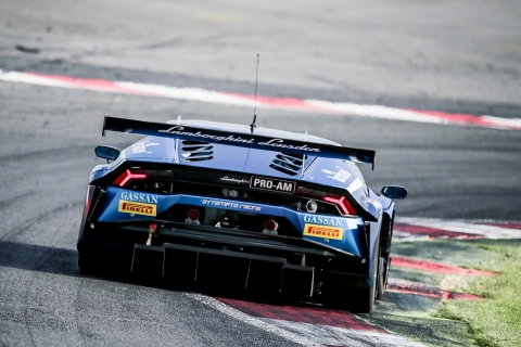 Lamborghini Leusden - De NEC Lamborghini Huracan GT3 is ook van achteren gezien een brute race auto - Silverstone 160515