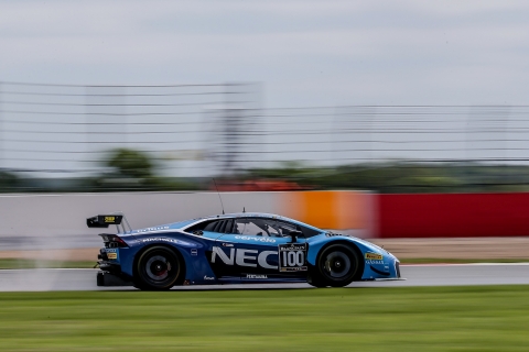 Lamborghini Leusden - De NEC Lamborghini Huracan GT3 op volle snelheid op het circuit van Silverstone 160515