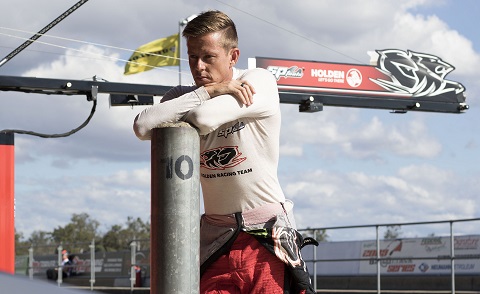 Holden fabrieks-coureur James Courtney leidt dagelijks helse pijnen. Vandaag onder het mes.