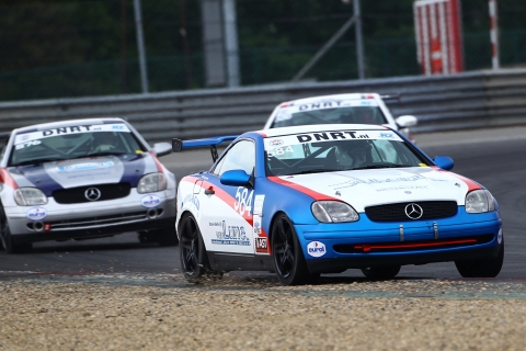 Mercedes-Benz SLK Cup - Roy van Lune 584 in stijlvolle actie op het circuit van Zolder met Jan Visser 576 in zijn kielzog 160517