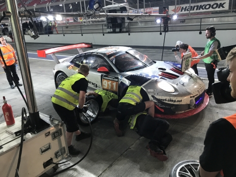 180112 Dubai Porsche Pits