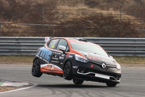 Jaap van Lagen geeft de Clio van katoen