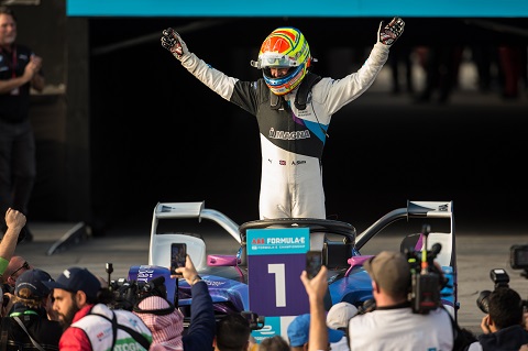 Alexander Sims wint Race 2 in Diriyah. Teleurstellend resultaat voor Frijns en De Vries