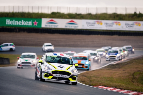 Liroy Stuart verslaat Belg Kenny Kerremans en Daan Pijl op nat Zandvoort