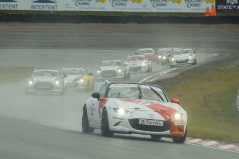 Mazda MX-5 Cup zorgt voor spanning en sensatie. Joshua Kreuger wint race 1