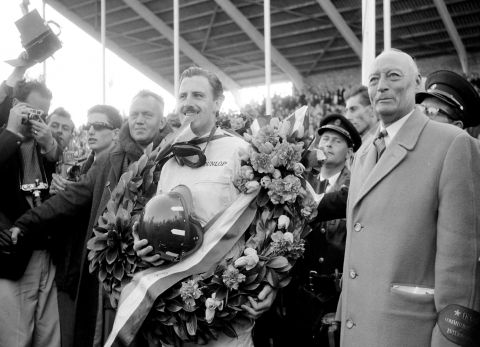 1962 GP Graham Hill BRM winnaar samen met wedstrijdleider Jan van Haaren