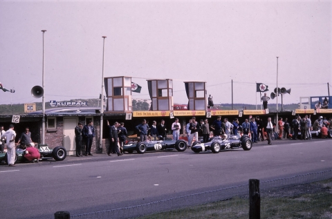 1964 GP Blik op de pits 16 Dan Gurney Brabham Climax 26 Joachim Bonnier Brabham BRM en 34 Bob Anderson Brabham Climax HB