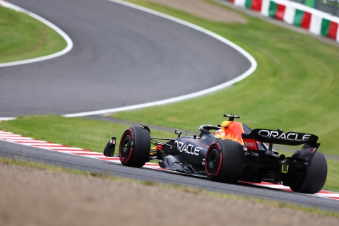 Verstappen pakt met minimaal verschil pole position bij kwalificatie van Grand Prix Japan