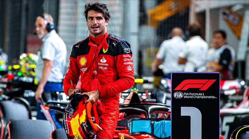Sainz breekt de ban van Red Bull met winst in GP Singapore, Verstappen eindigt als vijfde