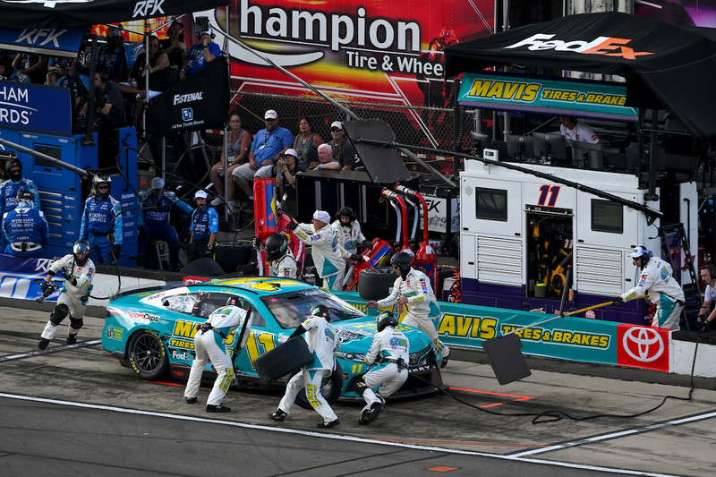 #11: Denny Hamlin, Joe Gibbs Racing, Mavis Tires & Brakes Toyota Camry, pit stop
